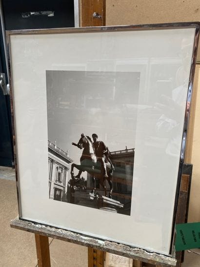 Ensemble de trois photographies en noir et...