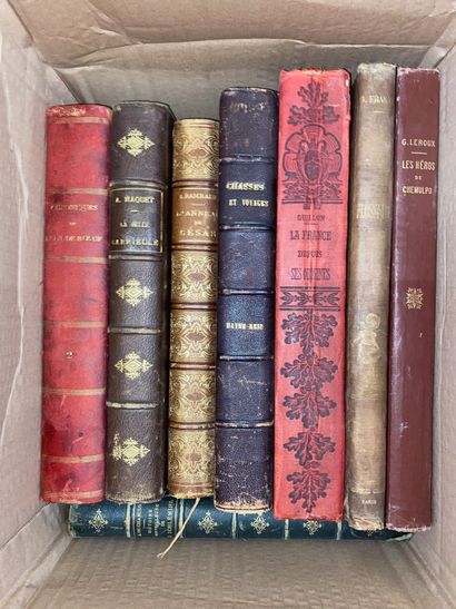 Important lot comprenant environ 185 volumes...