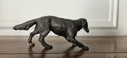 Lot :
- Chien de chasse en bronze patiné
H...