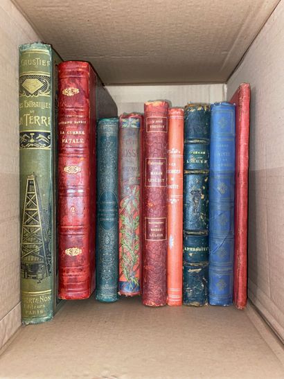 Important lot comprenant environ 185 volumes...