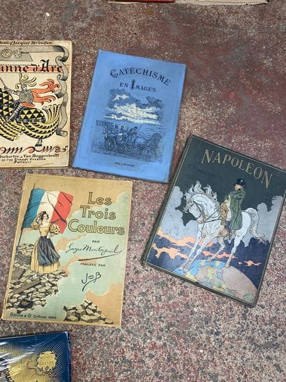 Lot de huit albums, dont :
-	Napoléon, illustré...