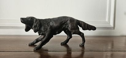 Lot :
- Chien de chasse en bronze patiné
H...