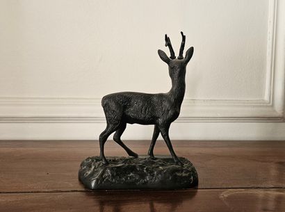 Lot :
- Chien de chasse en bronze patiné
H...