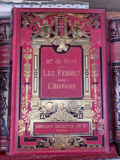 Lot d’environ 50 volumes, comprenant :
-	12...