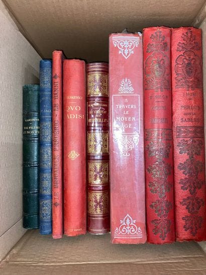 Important lot comprenant environ 230 livres...