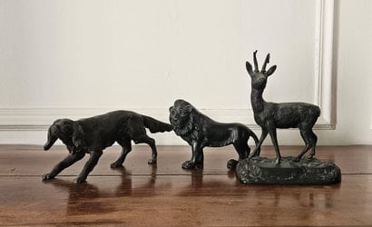 Lot :
- Chien de chasse en bronze patiné
H...
