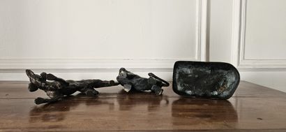Lot :
- Chien de chasse en bronze patiné
H...