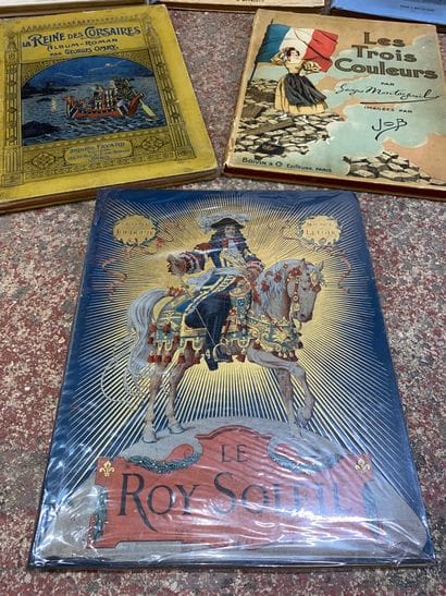 Lot de huit albums, dont :
-	Napoléon, illustré...