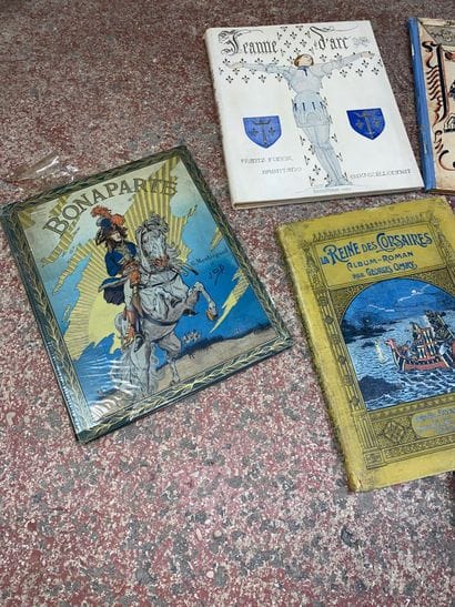 Lot de huit albums, dont :
-	Napoléon, illustré...