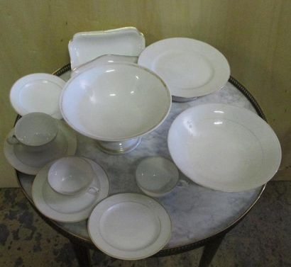 Partie de service de table et à café en porcelaine...