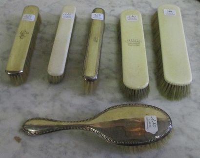 Six brosses dont deux montures en argent...