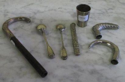 Deux petites cuillers en argent, manche d'ombrelle...