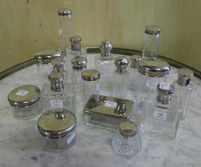 Lot de flacons de garniture de toilette en...