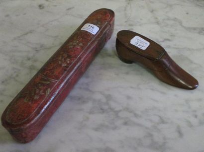 Plumier en papaier mâché, tabatière en bois...
