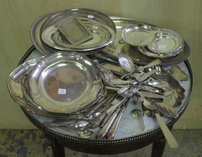 Lot de métal argenté comprenant: plats, couverts;...