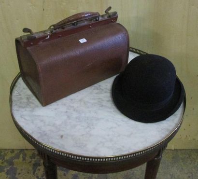 Mallette et chapeau melon