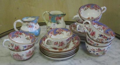 Neuf tasses et dix sous tasses, deux pots...