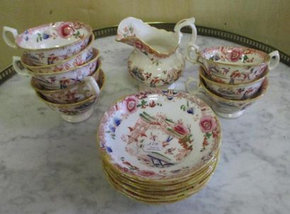 Huit tasses et sous tasses, pot de lait en...