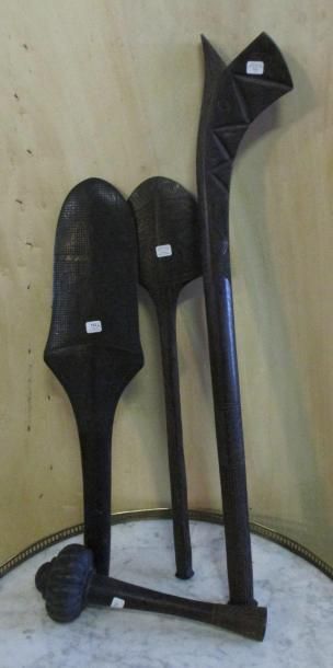 Quatre objets en bois sculpté Afrique