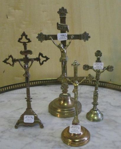 Quatre crucifix en laiton
