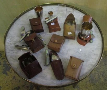Lot d'éuis et couverts de voyage