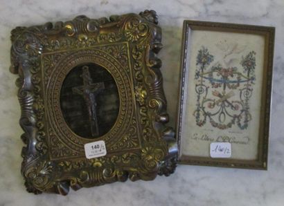Crucifix dans un cadre en laiton repousse...