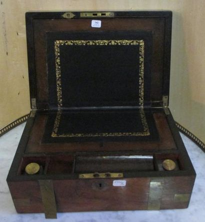 Coffret encrier en placage de nacre XIXème...