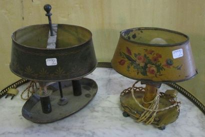 Deux petites lampes bouillottes en tôle,...