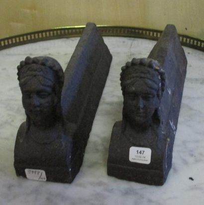 Paire de chenets à tête de femme L: 30 c...
