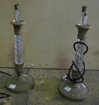 PAIRE DE BOUGEOIRS en laiton ciselé et doré...
