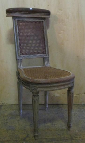 Chaise ponteuse en bois laqué cannée style...