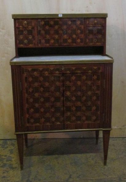 Commode à gradin en bois de placage à marqueterie...