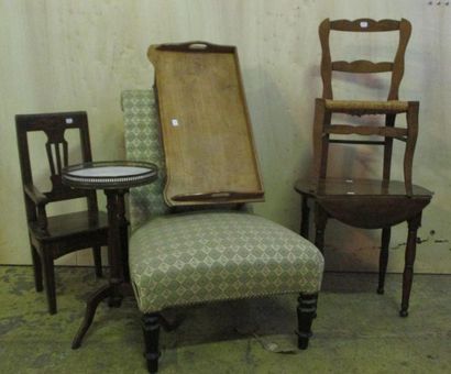 Guéridon, chauffeuse, petite table, deux...