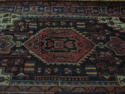 Un grand tapis à fond rouge