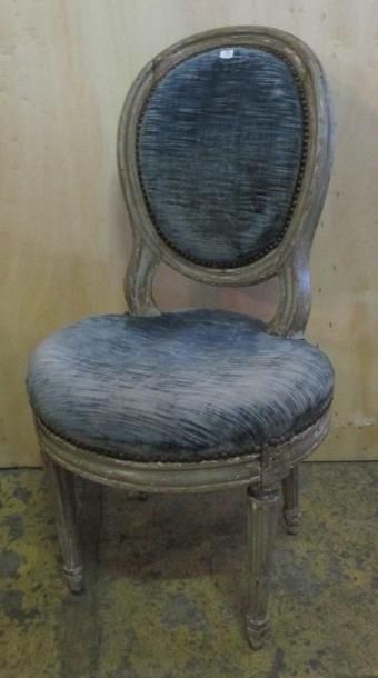 Chaise cabriolet en bois laqué style Louis...