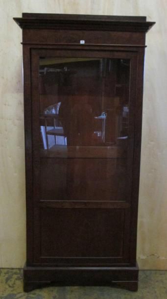 Vitrine en placage d'acajou à une porte....