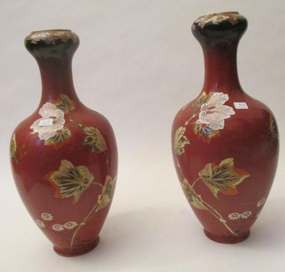 Paire de vases en faïence à décor de fleurs...