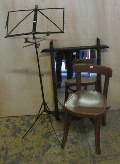 lustrin, chaise d'enfant et miroir encadrement...