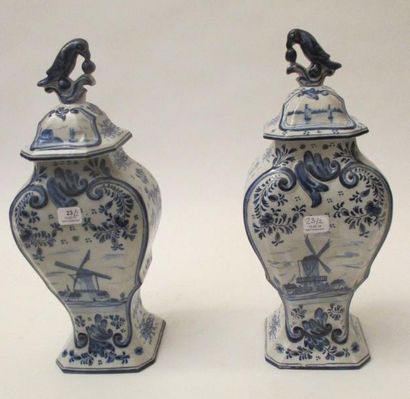Paire de vases couverts en faïence bleu-blanc,...