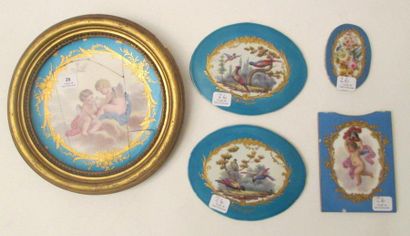 Plaque ronde en porcelaine polychrome à décor...