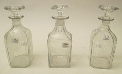 Paire de carafes en verre gravé de fleurs...