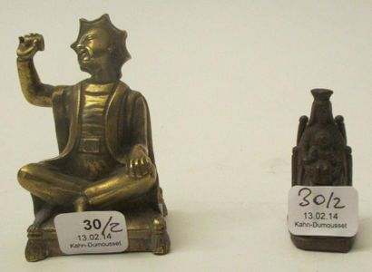 Lot: élément en bronze en forme de chinois...