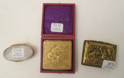 Lot: petit coffret à aiguille carré en métal...