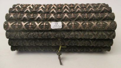 Coffret polylobée en métal argenté à décor...
