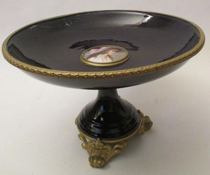 Coupe sur piédouche en céramique émaillée...