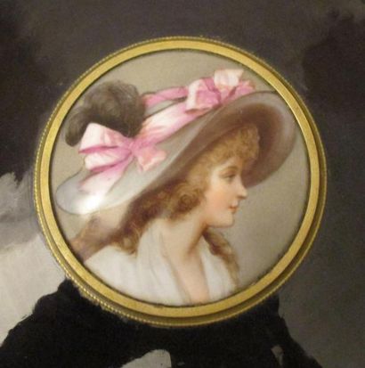 Coupe sur piédouche en céramique émaillée...