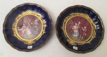 Paire d'assiettes creuses en porcelaine émaillée...