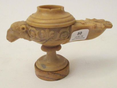 Lampe à huile en albâtre ornée d'une tête...