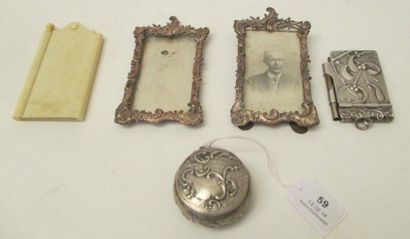 Lot: deux petits cadres photos en métal,...