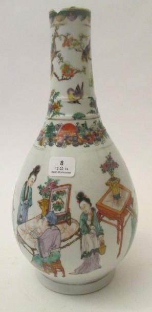 Vase ovoïde à long col en porcelaine polychrome...